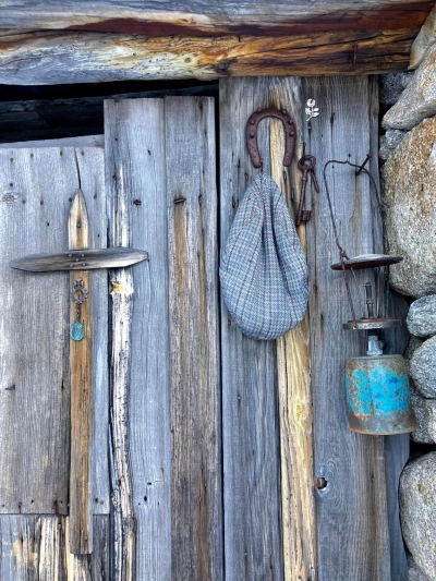 5- Nantu à a porta di u stazzu cridenze, superstizione è ogetti usuali