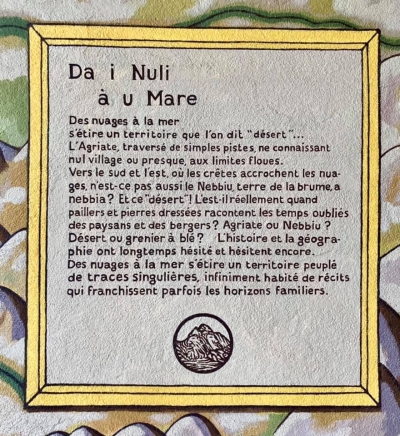Da i nuli à u mare si sparghje un territoriu ch’omu chjama “disertu”... L’Agriate chì ci passanu solu piste ùn avendu micca paesi o quasi micca, cù i limiti imprecisi. Ver’di u meziornu è l’oriente, duve e creste s’agguantanu i nuli, ùn sarà dinù U Nebbiu, terra di u foscu, a nebbia? È quellu disertu! Sarà da veru cusì quandu chì pagliaghju è petronculu arrittti contanu i tempi scurdati di paisani è pastori? Agriate o Nebbiu? Disertu o granaghju da biada? A storia è a geugrafia anu tricatu assai è po tricanu sempre avà. Da i nuli à u mare si sparghje un territoriu pienu à marchi particulari, carcu à l’infinita di raconti chì à le volte francanu l’orizonti usuali. Da i nuli à u mare si sparghje un territoriu ch’omu chjama “disertu”... L’Agriate chì ci passanu solu piste ùn avendu micca paesi o quasi micca, cù i limiti imprecisi. Ver’di u meziornu è l’oriente, duve e creste s’agguantanu i nuli, ùn sarà dinù U Nebbiu, terra di u foscu, a nebbia? È quellu disertu! Sarà da veru cusì quandu chì pagliaghju è petronculu arrittti contanu i tempi scurdati di paisani è pastori? Agriate o Nebbiu? Disertu o granaghju da biada? A storia è a geugrafia anu tricatu assai è po tricanu sempre avà. Da i nuli à u mare si sparghje un territoriu pienu à marchi particulari, carcu à l’infinita di raconti chì à le volte francanu l’orizonti usuali.